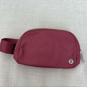 Lululemon Everywhere Belt Bag 1L cherry tint